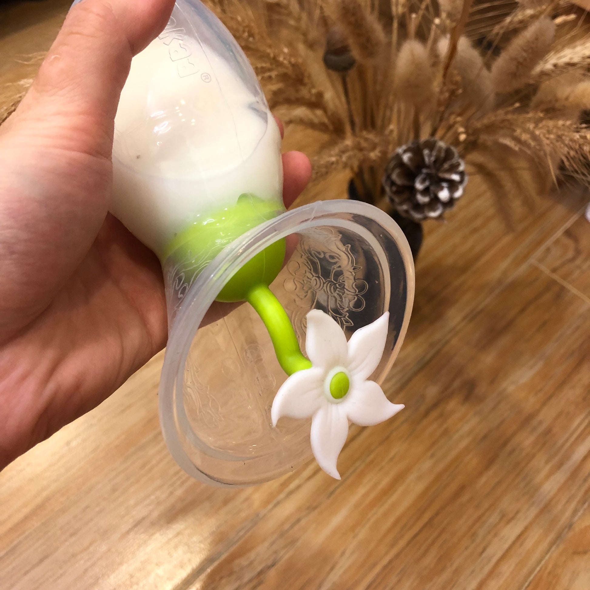Generation 1 100ml Breast Pump & Flower Stopper Gift Box | Haakaa.